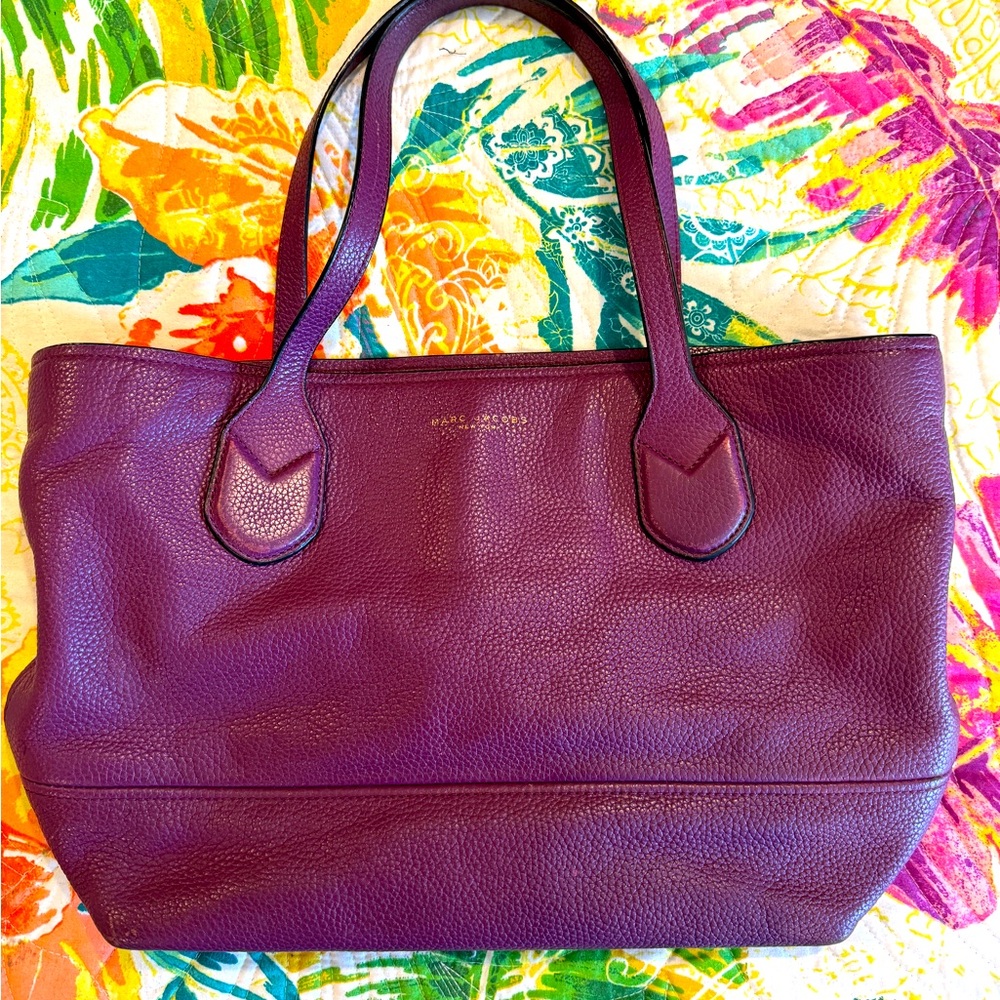 MarcJacobs tote bag.GUC.plum leather. pen marks bottom of bag.No flaws outside.